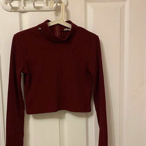 Long sleeve crop top: Burgundy, fashion nova,
choker neckline - Picture 1 of 2